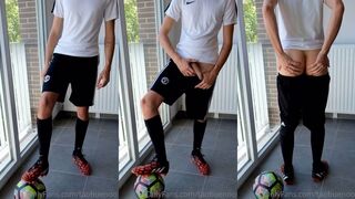 Horny Twink Playing With Ball And Stroking His Dick – Zacbnn